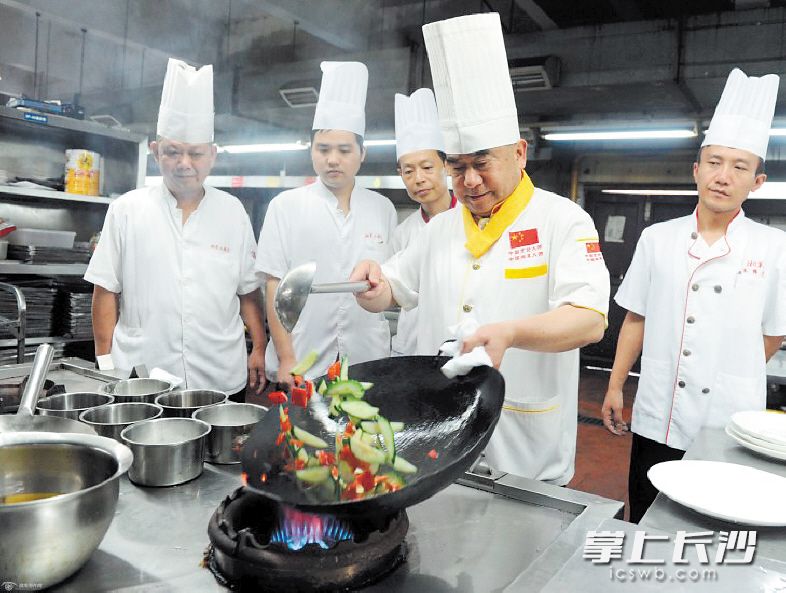 湘菜大师许菊云在烹制湘菜。 湖南省餐饮行业协会湘菜创新研发中心提供