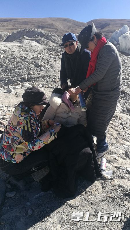 长沙援藏医生廖海英（右）、邹立新（中）和钟丽瑶对晕倒的游客进行救治。  受访者供图
