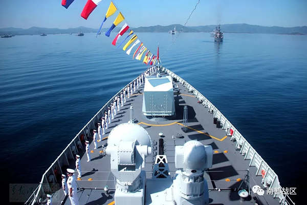 中国海军参演官兵在甲板上分区列队，接受检阅。