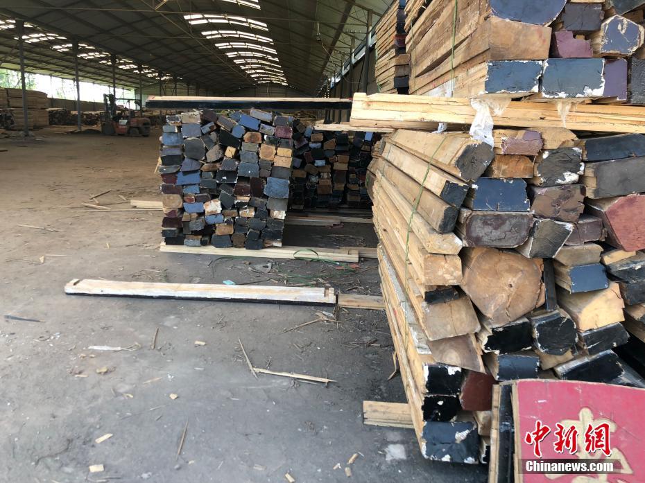 宿迁市泗阳县的一家旧工厂内，1000多平米的厂房内堆满了废弃棺木。　刘林　摄