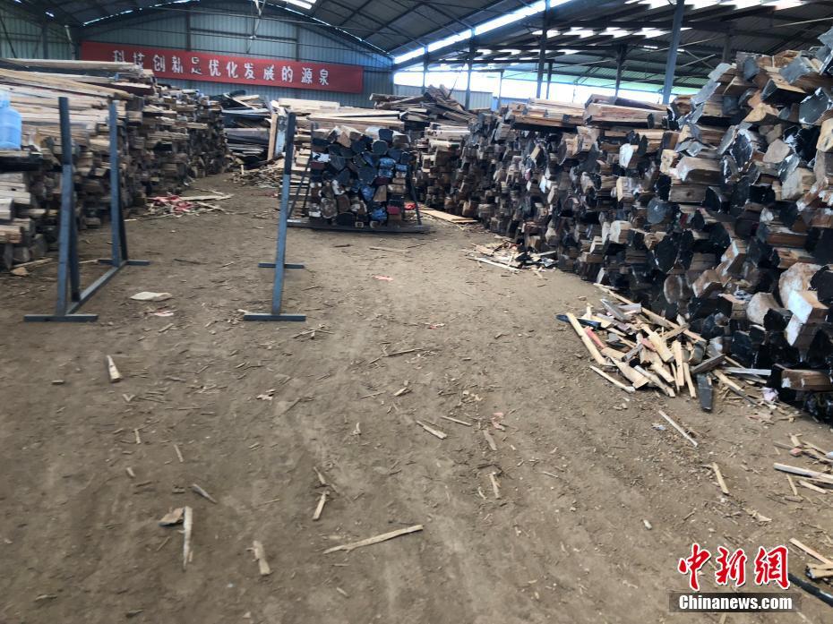 1000多平米的厂房内堆满了废弃棺木。　刘林 摄