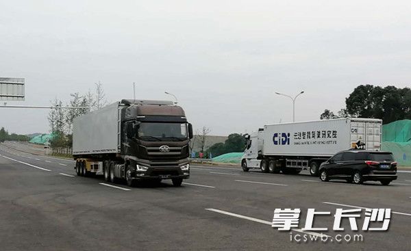今日，自动驾驶货运卡车正在湖南湘江新区智能系统测试区进行道路测试。长沙晚报记者周柏平摄