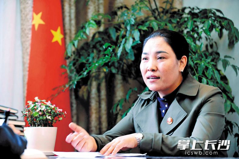 理县县委书记依当措　　接受本报特派记者专访。