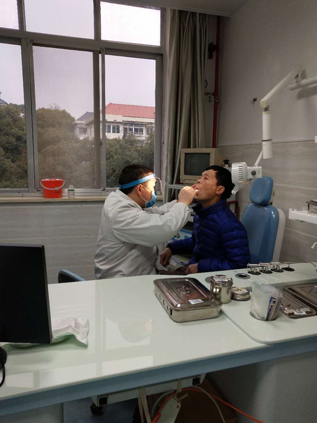王先生在长沙市第四医院耳鼻喉科接受检查。