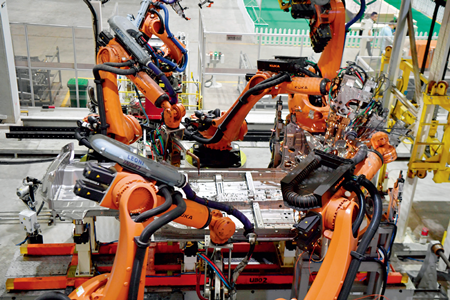 2018年4月13日，北汽株洲分公司的焊接车间，机器人在进行焊接作业。薛宇舸 摄
