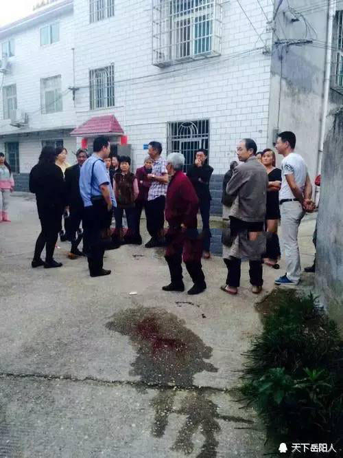 岳阳南湖新区长檀社区小伙遭父亲酒后持刀割喉