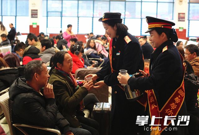谢华带着熊芳仙在候车室里为旅客送茶水。