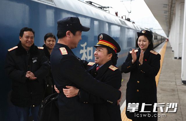 谢华和丈夫在站台上相遇，夫妻习惯性地来了一个拥抱。