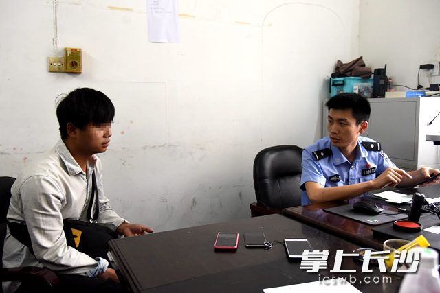 今日下午，114路公交车驾驶员小李到芙蓉区交警大队接受处罚与批评教育。长沙晚报记者 刘琦 摄