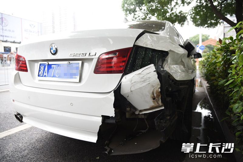 被追尾后，宝马轿车受损严重。长沙晚报记者 刘琦 摄