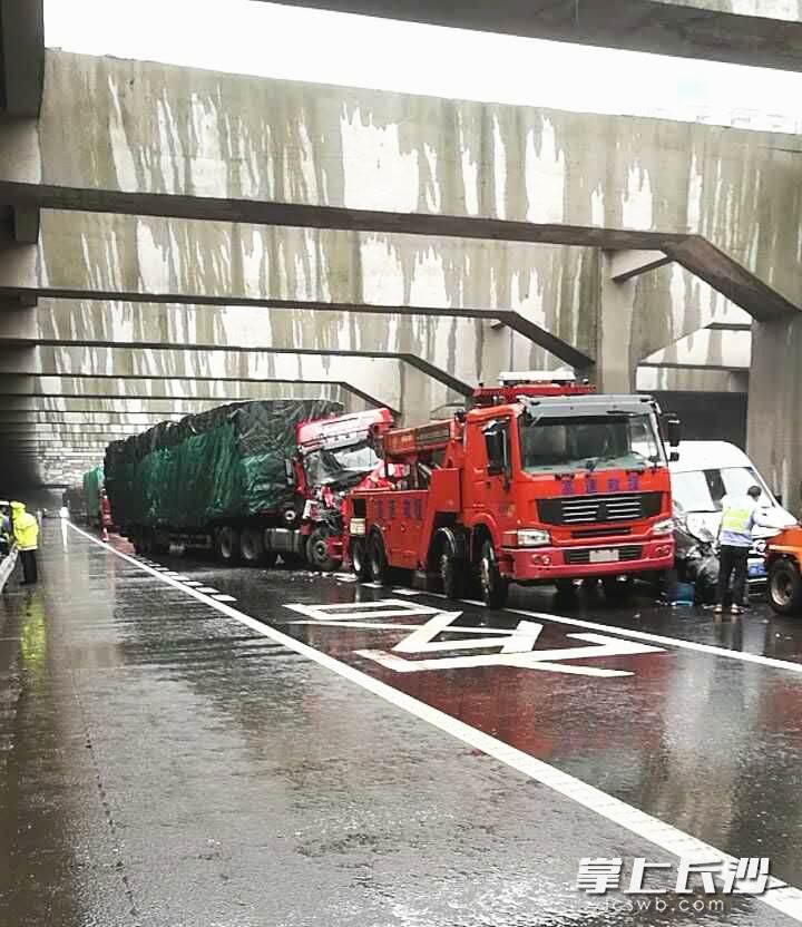 今日下午，京港澳高速公路长沙长潭段的黎托下沉路段K1502公里处南往北方向，发生3辆车连环相撞事故。