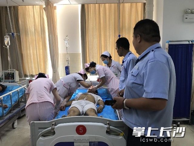 7月26日中午，湖南航天医院急诊室，医护人员正在对驾考时身体发生异常的男子实施抢救。长沙晚报通讯员 刘锦文 摄