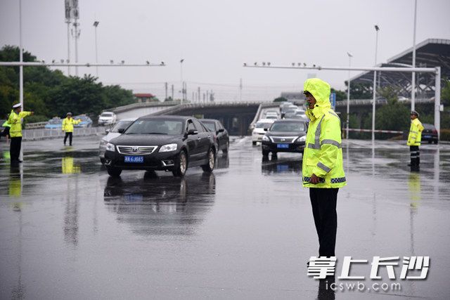 目前，每日送客高峰时段（12时至16时），交警部门已启动交通分流举措。长沙晚报记者 刘琦 摄