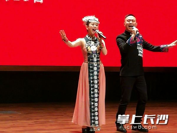 　　签约仪式现场，来自桑植的民歌演员和湖南省歌舞剧院的演员在表演节目。