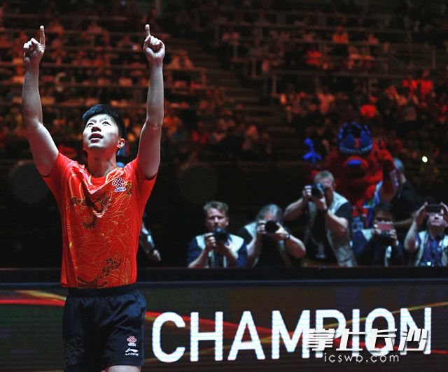 马龙在赛后庆祝夺冠。照片均为新华社记者 单宇琦 罗欢欢 陶希夷 摄