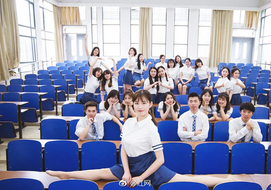 【中南大学湘雅护理学院】又是一年毕业季护理女生守护着仅有的三名男生拍下这一组最美毕业照。