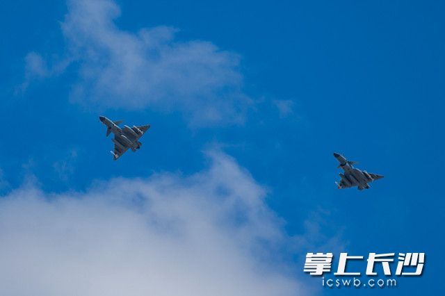 空军歼-10B战机进行双机编队飞行训练（6月13日摄）。