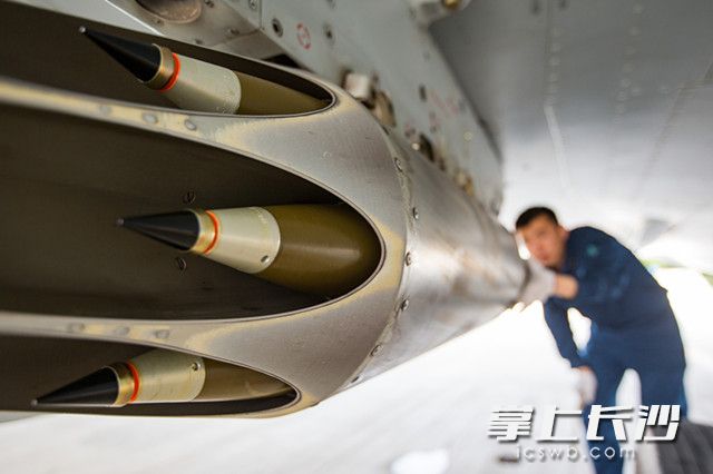 参加飞行训练的空军歼-10B战机在进行起飞前检查（6月13日摄）。