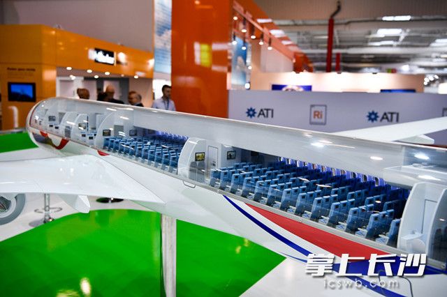 这是6月21日在法国布尔歇举行的第52届巴黎-布尔歇国际航空航天展览会（巴黎航展）上拍摄的中俄远程宽体客机模型。