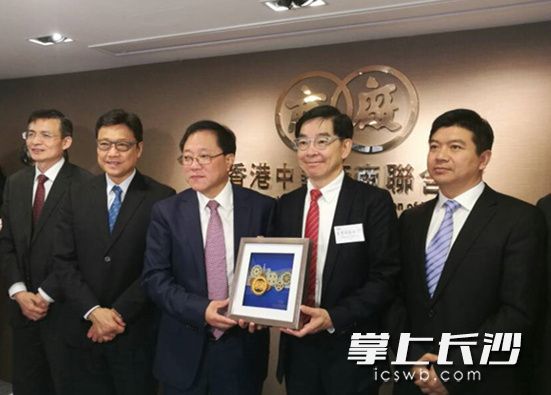 今日，长沙市委副书记、市长陈文浩(左三)率队走访香港中华厂商联合会，并与相关负责人互赠纪念品。长沙晚报记者 王斌 朱敏 摄