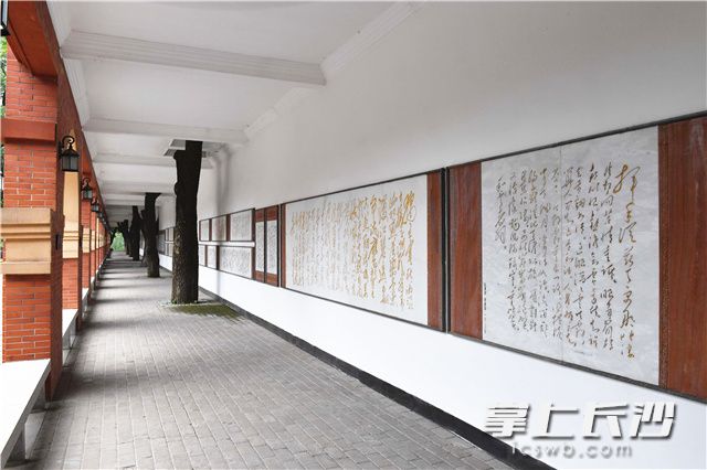 毛泽东诗词、对联书法艺术碑廊。长沙晚报记者 周柏平 摄