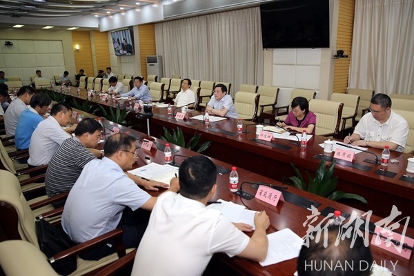 　　6月23日晚上，省委书记、省人大常委会主任杜家毫在省防汛抗旱指挥部主持召开防汛会商会。
