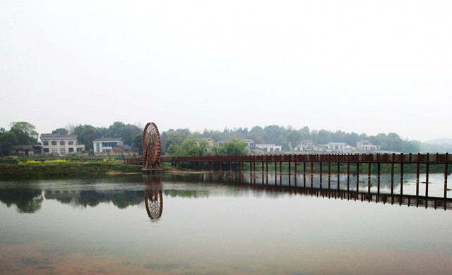 长长的木桥连通两岸。