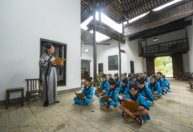 在长沙县白沙镇双冲村的“乐和大院”里，孩子们身穿汉服正在听老师讲国学课。 