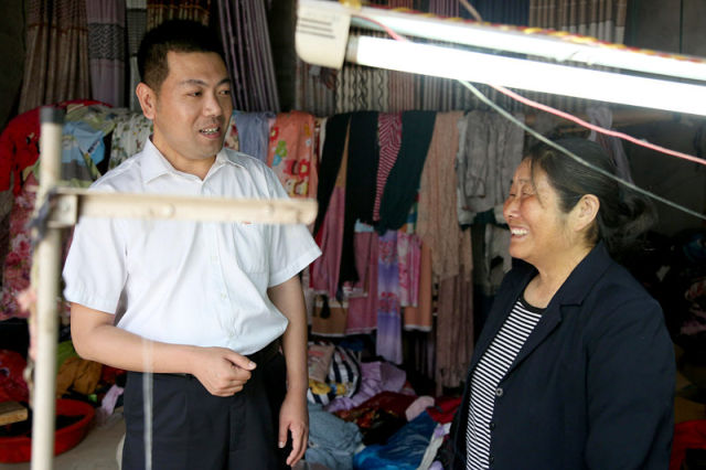 这是安徽省定远县宋府村第一书记姜维锦（左）帮扶特困户改变现状解放思想让全家走出贫困（5月24日摄）。新华社发