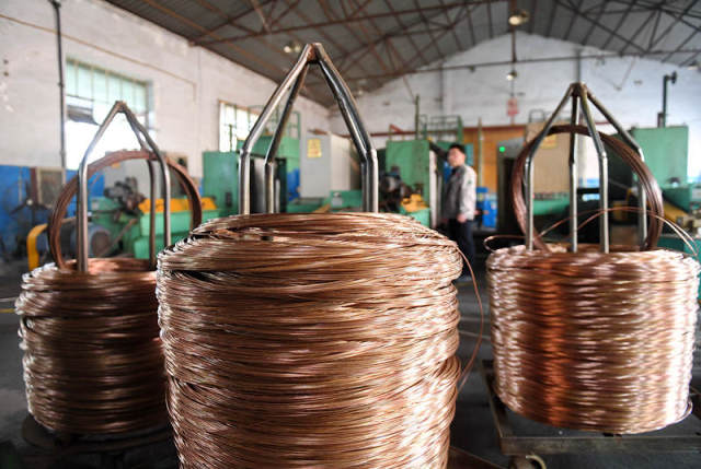 　　4月6日 雄安新区雄县一电缆厂的工人在生产车间工作。新华社记者 牟宇 摄