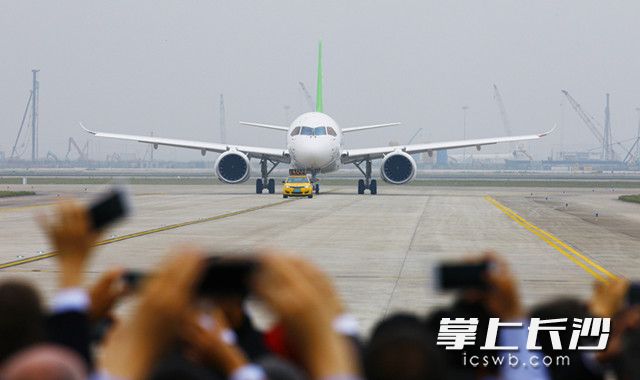 C919客机完成首飞，在上海浦东国际机场着陆后在跑道上滑行。新华社记者 方喆 摄