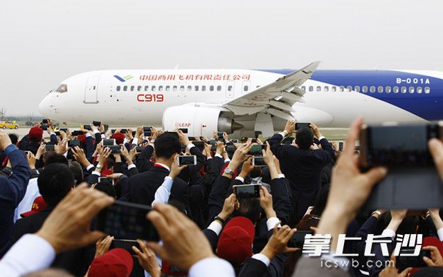 C919客机完成首飞，在上海浦东国际机场着陆后在跑道上滑行。新华社记者 方喆 摄
