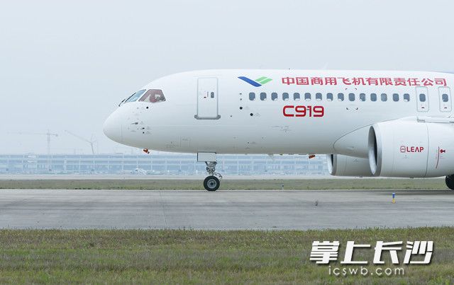 C919在上海浦东国际机场安全落地后滑行。新华社记者 丁汀 摄