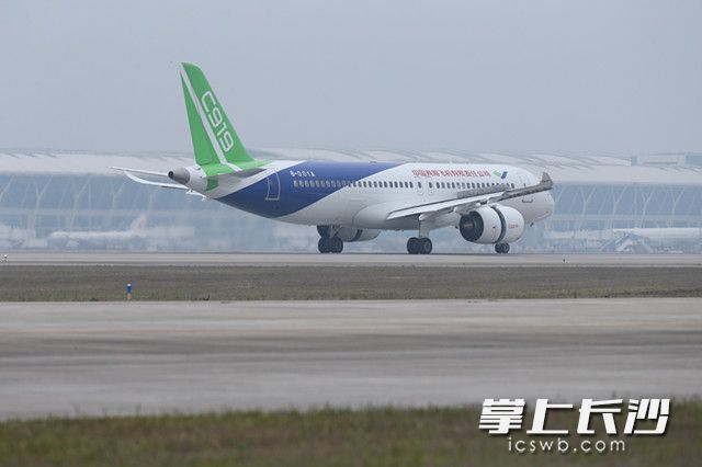 C919在上海浦东国际机场安全落地后滑行。新华社记者 丁汀 摄