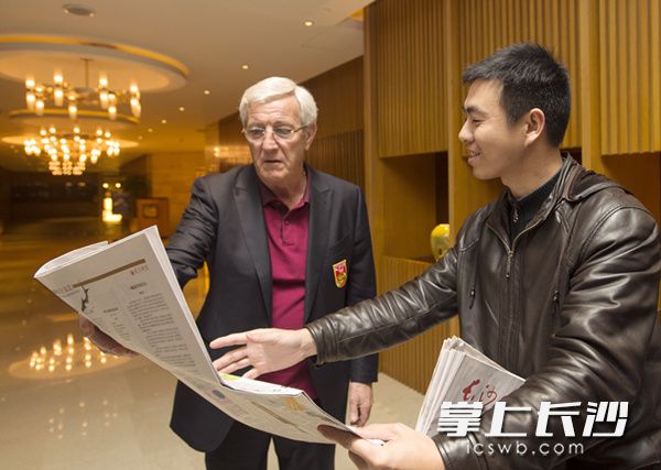 　　今日11时多，中国国家男子足球队主教练里皮在下榻酒店接受《长沙晚报》独家专访，对本报国足比赛报道大加赞赏。长沙晚报记者石祯专 邹麟 摄影报道