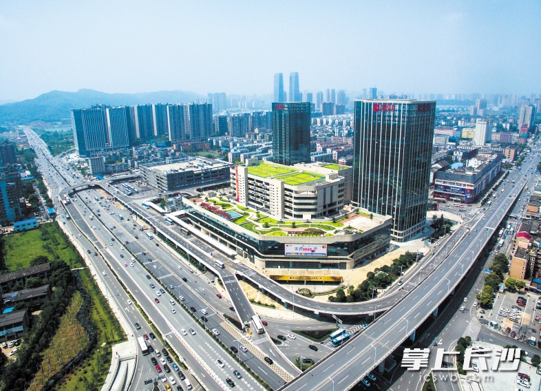 　　湘江新区综合交通枢纽换乘大楼采用立体园林屋顶，引桥四通八达，地铁、公交、长途客运等可实现零距离换乘。
