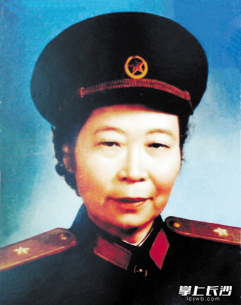 新中国第一位女将军李贞心怀大爱 抚养20多位