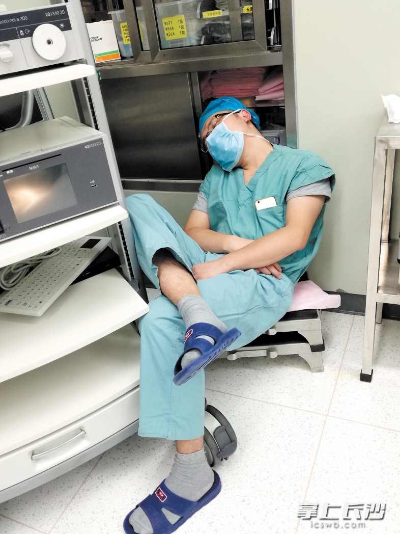 一张医生睡在手术室踏脚凳上打盹照片刷爆朋友