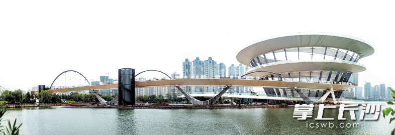 梅溪湖国际新城城市岛项目，总投资1.8亿元，将成为湖南湘江新区内最具特色的休闲娱乐地标之一，年底将建成开放。湖南湘江新区 供图