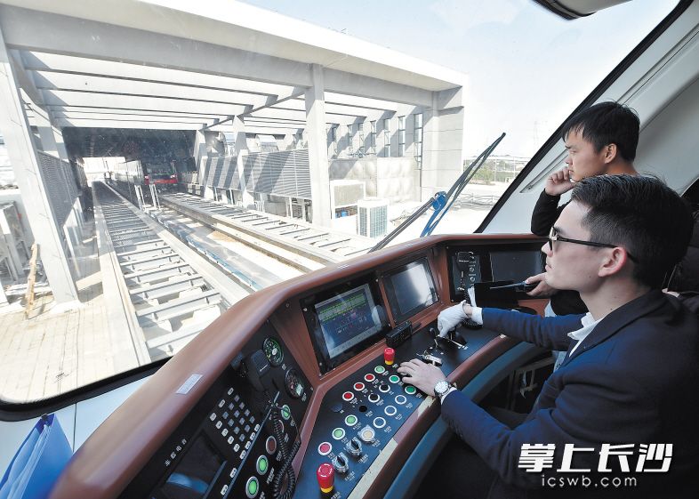 长沙磁浮快线为中国轨道交通发展带来了多样化选择。图为工作人员在磁浮列车驾驶舱内操作。长沙晚报记者 王志伟 摄