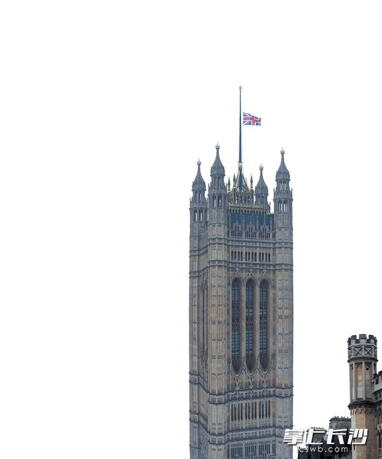 英国议会大厦降半旗哀悼恐袭遇难者。