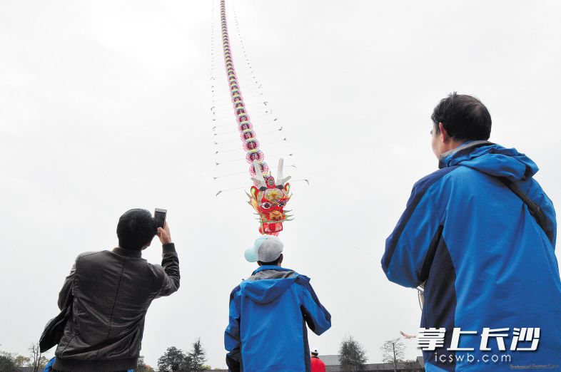 在望城千龙湖边，风筝爱好者放飞百米百家姓风筝长龙。　　长沙晚报通讯员肖懿 摄