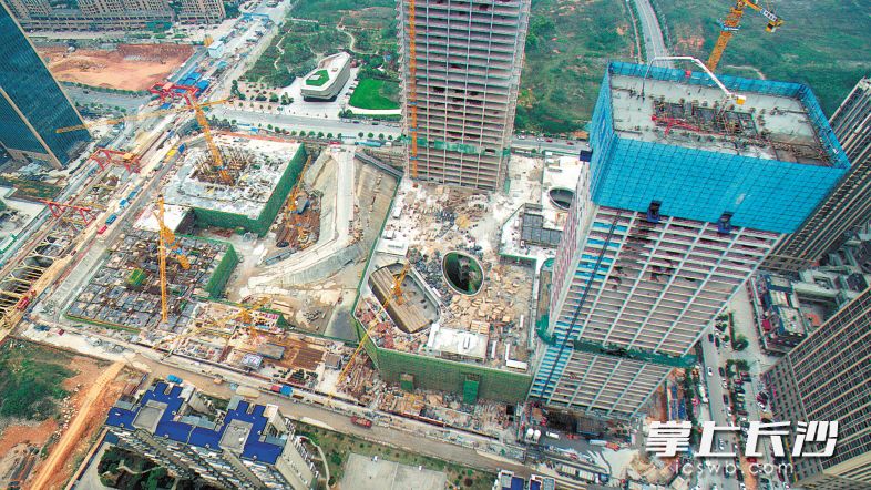 昨日，湘江财富金融中心A座塔楼开始地上主体施工，D座塔楼实现主体完工。长沙晚报通讯员 唐志超 摄