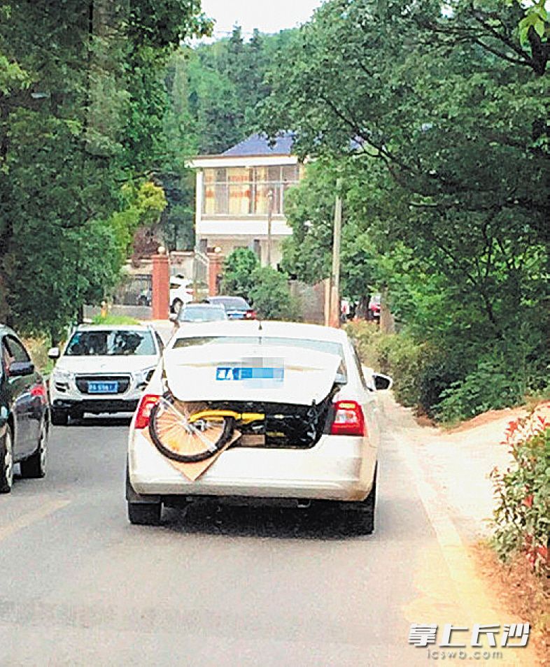 一辆斯柯达轿车拖着ofo小黄车，行驶在宁乡的乡间道路上。 均为网友供图
