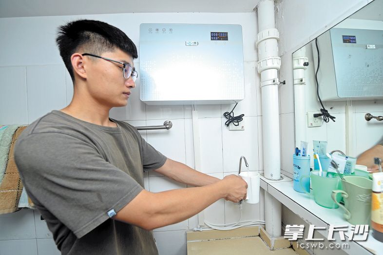 昨日，记者在湖南大学德智园公寓内看到安装好的智能净水器，非常小巧，其LED显示屏可显示用水量等信息。　　长沙晚报记者 黄启晴 摄