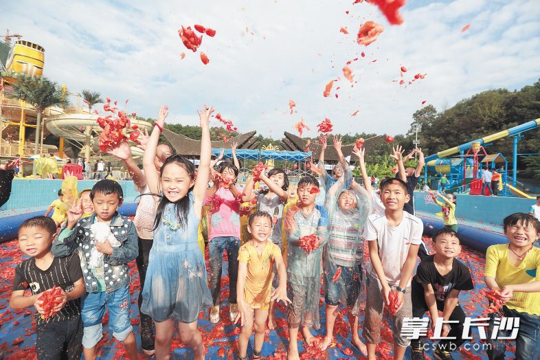 　世界之窗中国狂欢节，游客尽情享受假日时光。资料图片