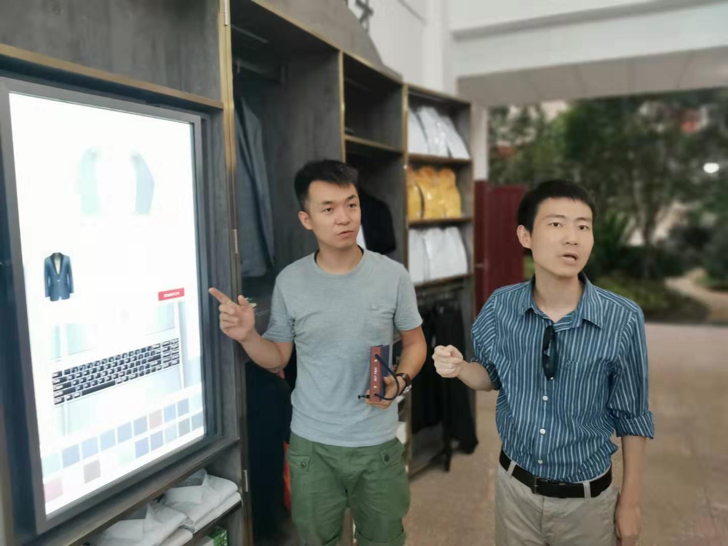 生物机电职院植科院青年教师管昕和唐志伟正在讲解智能衣柜操作。长沙晚报记者 王斌 摄