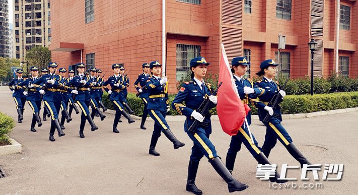 女子国旗护卫队护旗入场。图片均由全媒体记者周和平 摄