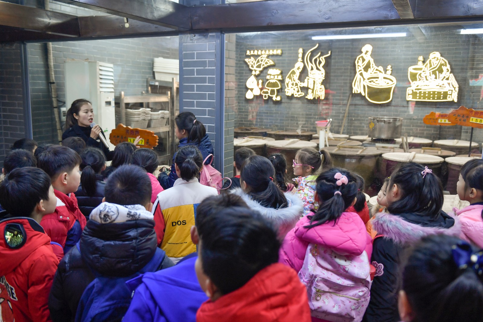 孩子们正在了解臭豆腐的传统制作工艺。