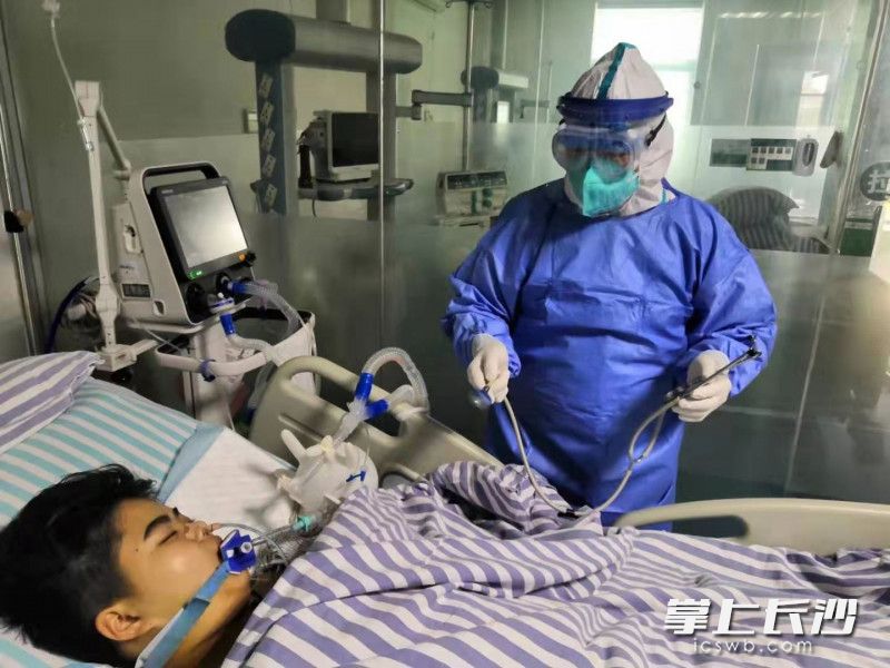 中南大学湘雅医院主管护师殷俊在武汉金银潭医院重症监护室护理患者。  受访者供图
